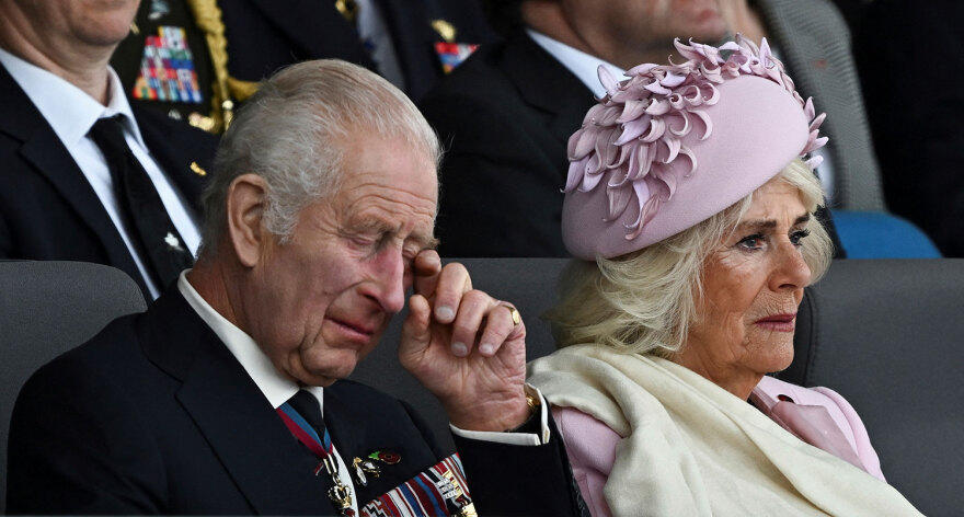 Βρετανία: Δακρυσμένοι ο Κάρολος και η Καμίλα σε εκδηλώσεις για την απόβαση στη Νορμανδία