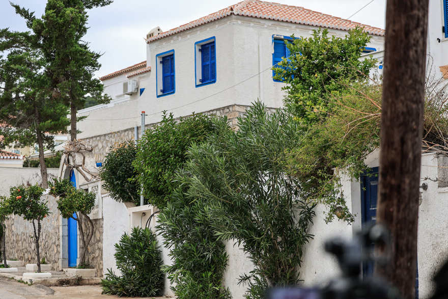 Η ιστορία του σπιτιού Κασσελάκη στις Σπέτσες- Πώς έφτασε στα χέρια του μετά από δύο πλειστηριασμούς και μία άκυρη γονική παροχή 