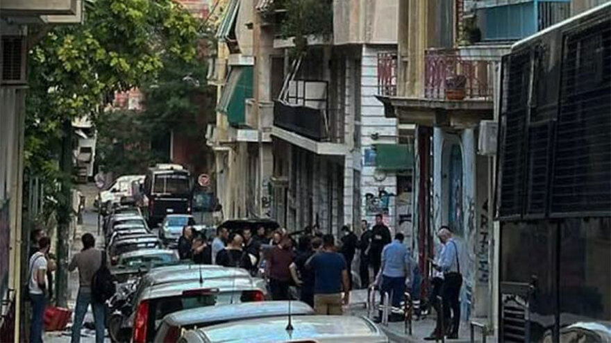 ΕΛΑΣ: Διπλή επιχείρηση για δύο υπό κατάληψη κτήρια στα Εξάρχεια και την Κυψέλη