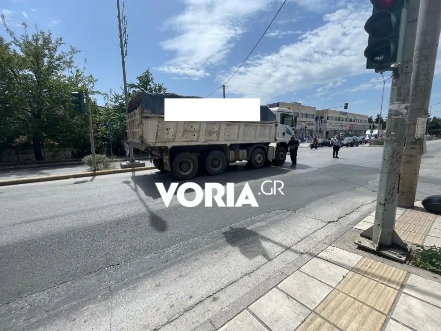 Σοβαρό τροχαίο στη Θεσσαλονίκη - Μηχανάκι παρασύρθηκε και βρέθηκε κάτω από φορτηγό, διασωληνώθηκε η 60χρονη οδηγός