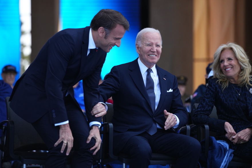 D-Day - Μακρόν: Τεράστια η ευγνωμοσύνη μας για όσους πολέμησαν κατά την απόβαση στη Νορμανδία