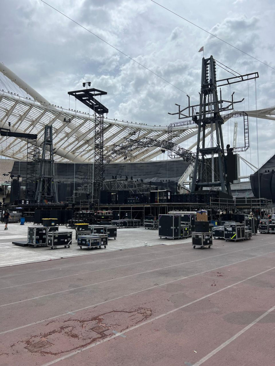 Coldplay: Οι τελικές ετοιμασίες στην σκηνή του OAKA – Δείτε βίντεο και φωτογραφίες