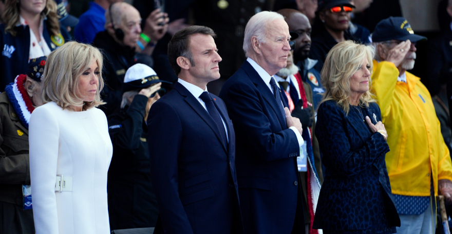 D-Day - Μακρόν: Τεράστια η ευγνωμοσύνη μας για όσους πολέμησαν κατά την απόβαση στη Νορμανδία