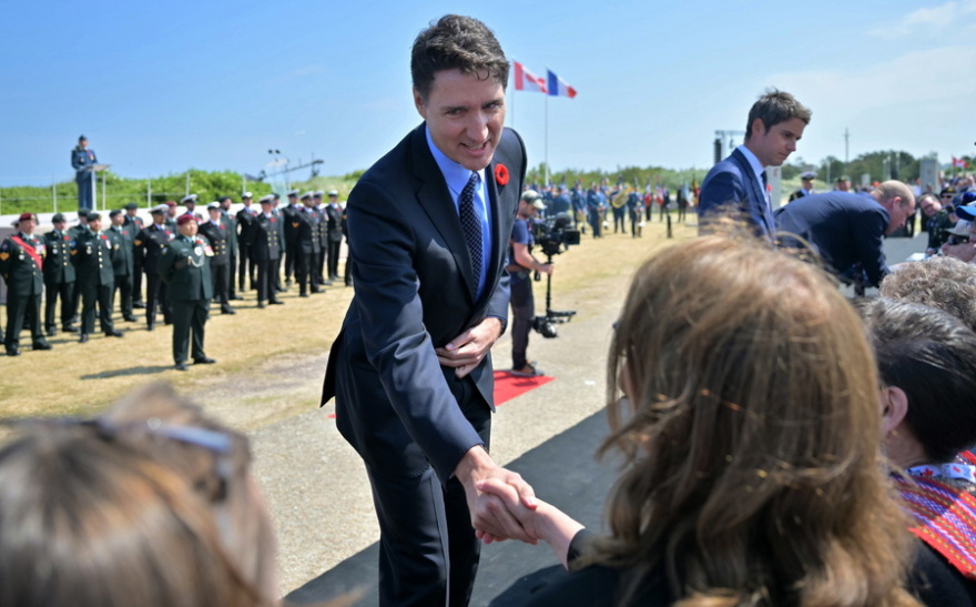 D-Day - Μακρόν: Τεράστια η ευγνωμοσύνη μας για όσους πολέμησαν κατά την απόβαση στη Νορμανδία