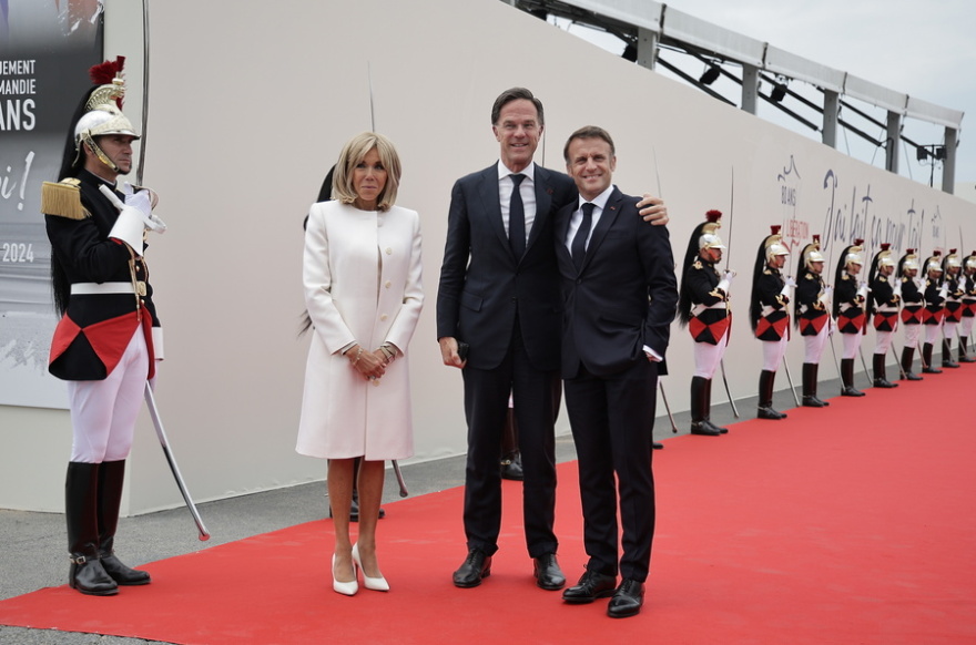 D-Day - Μακρόν: Τεράστια η ευγνωμοσύνη μας για όσους πολέμησαν κατά την απόβαση στη Νορμανδία