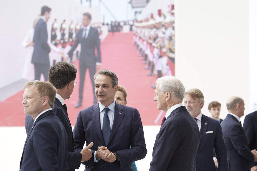 D-Day - Μακρόν: Τεράστια η ευγνωμοσύνη μας για όσους πολέμησαν κατά την απόβαση στη Νορμανδία