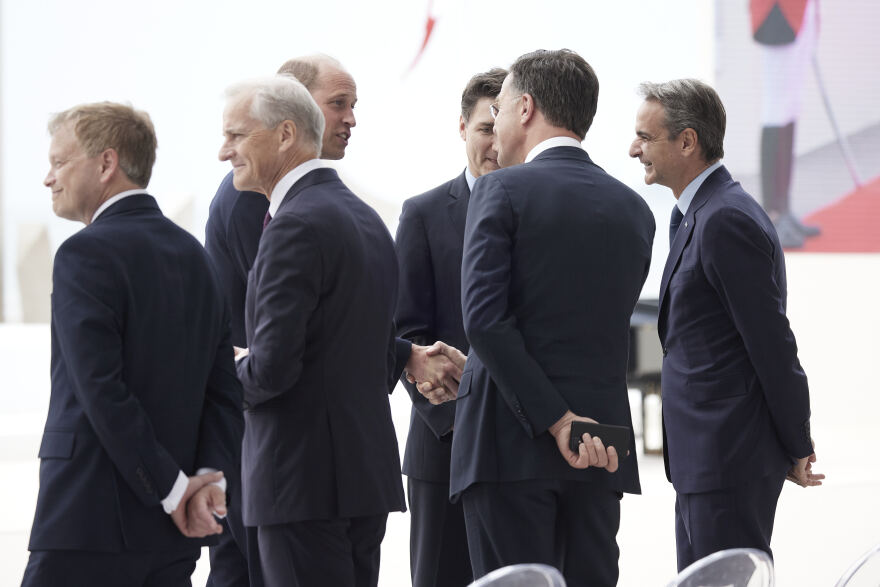 D-Day - Μακρόν: Τεράστια η ευγνωμοσύνη μας για όσους πολέμησαν κατά την απόβαση στη Νορμανδία