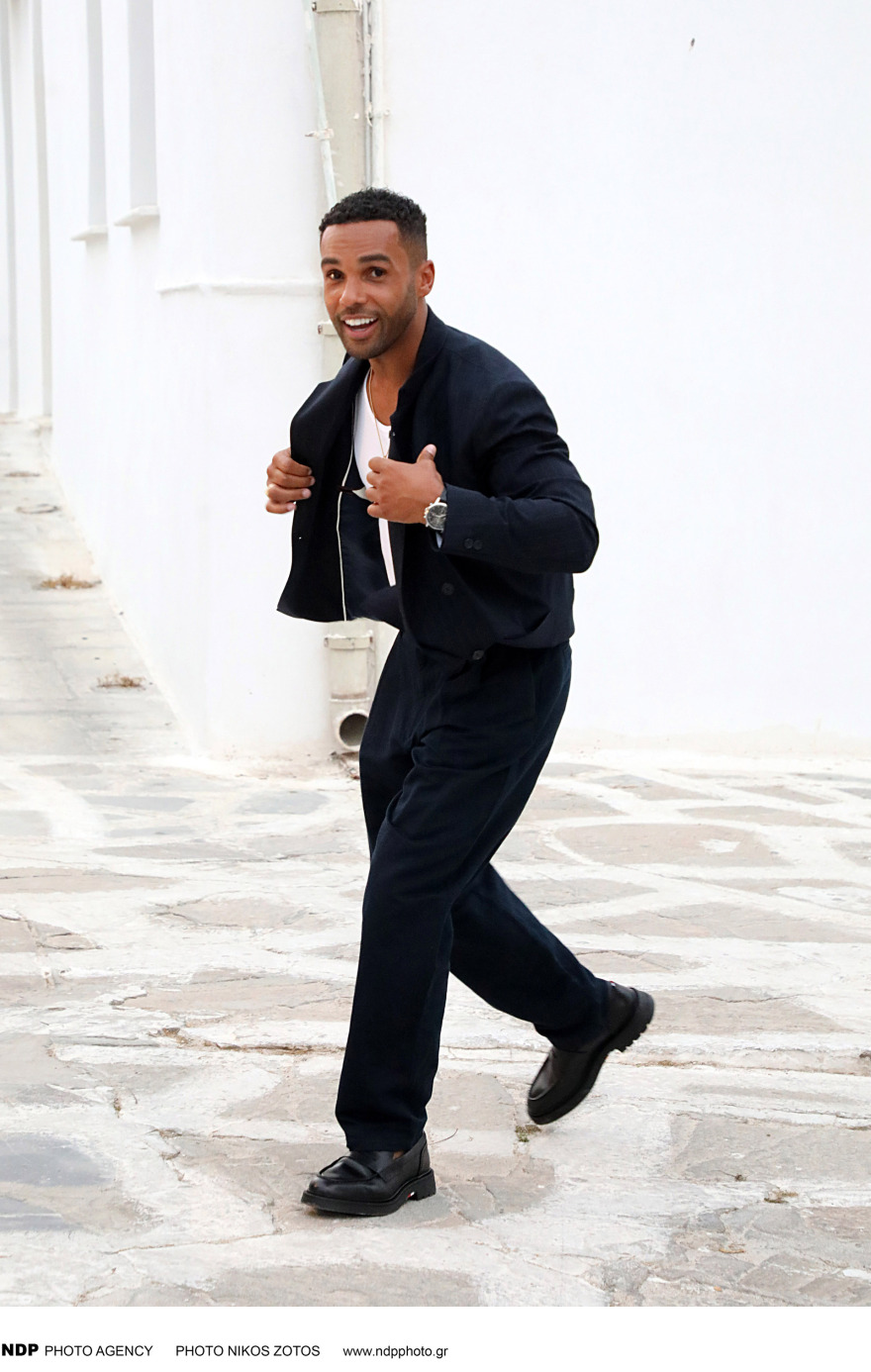 Λουσιέν Λαβίσκουντ: Στη Μύκονο ο πρωταγωνιστής του «Emily in Paris» - Δείτε φωτογραφίες