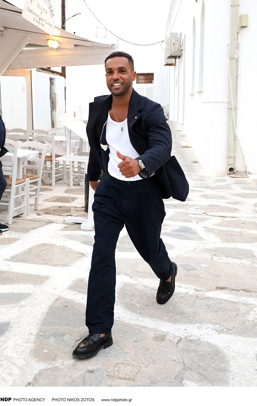 Λουσιέν Λαβίσκουντ: Στη Μύκονο ο πρωταγωνιστής του «Emily in Paris» - Δείτε φωτογραφίες