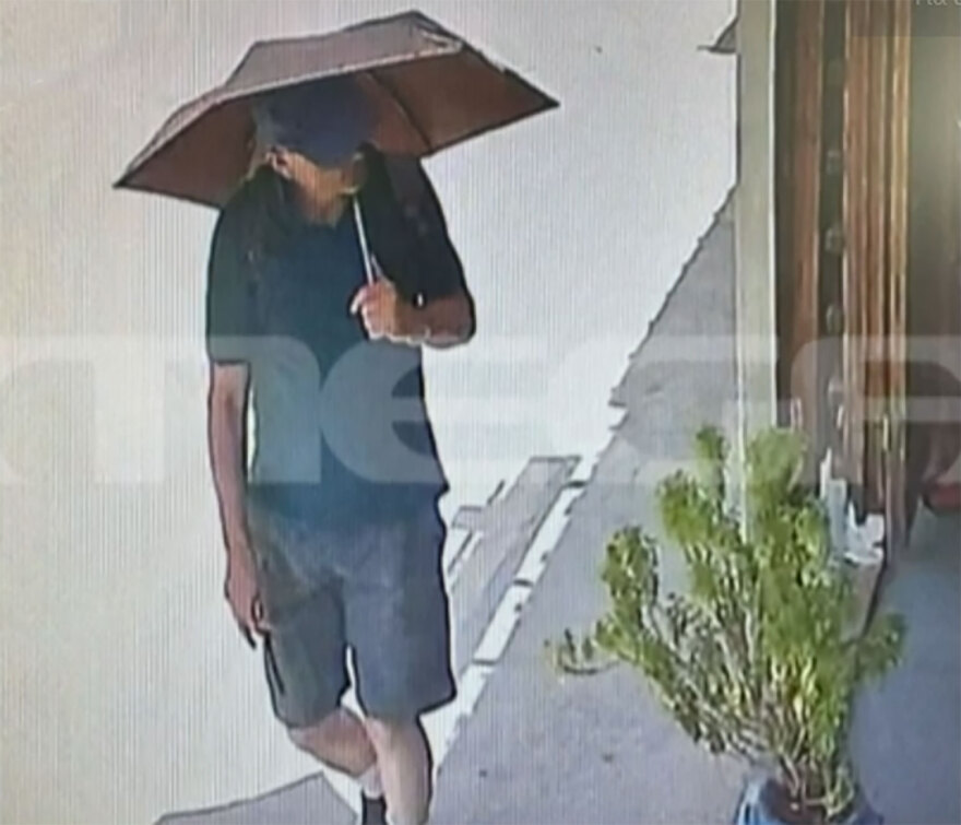 Φωτογραφία δείχνει τον παρουσιαστή του BBC να έχει περάσει το επικίνδυνο μονοπάτι στη Σύμη