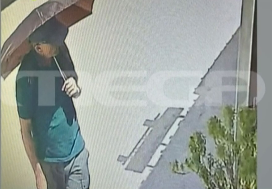 Φωτογραφία δείχνει τον παρουσιαστή του BBC να έχει περάσει το επικίνδυνο μονοπάτι στη Σύμη