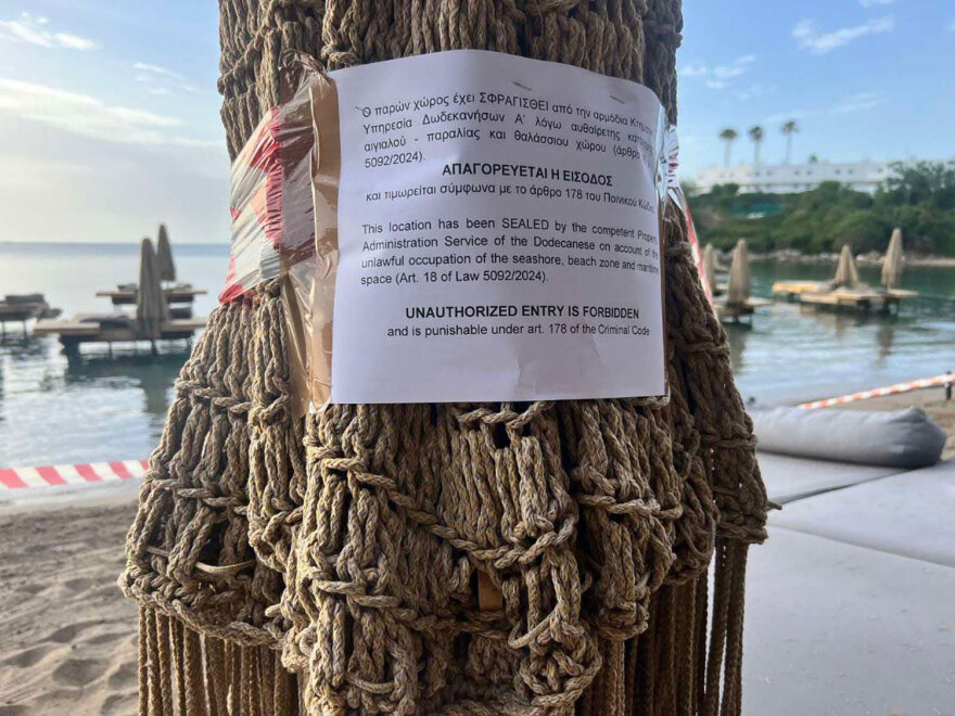Ρόδος: Στο αυτόφωρο ο νόμιμος εκπρόσωπος του beach bar με τις ξαπλώστρες στη θάλασσα - Πρόστιμο 28.560 ευρώ