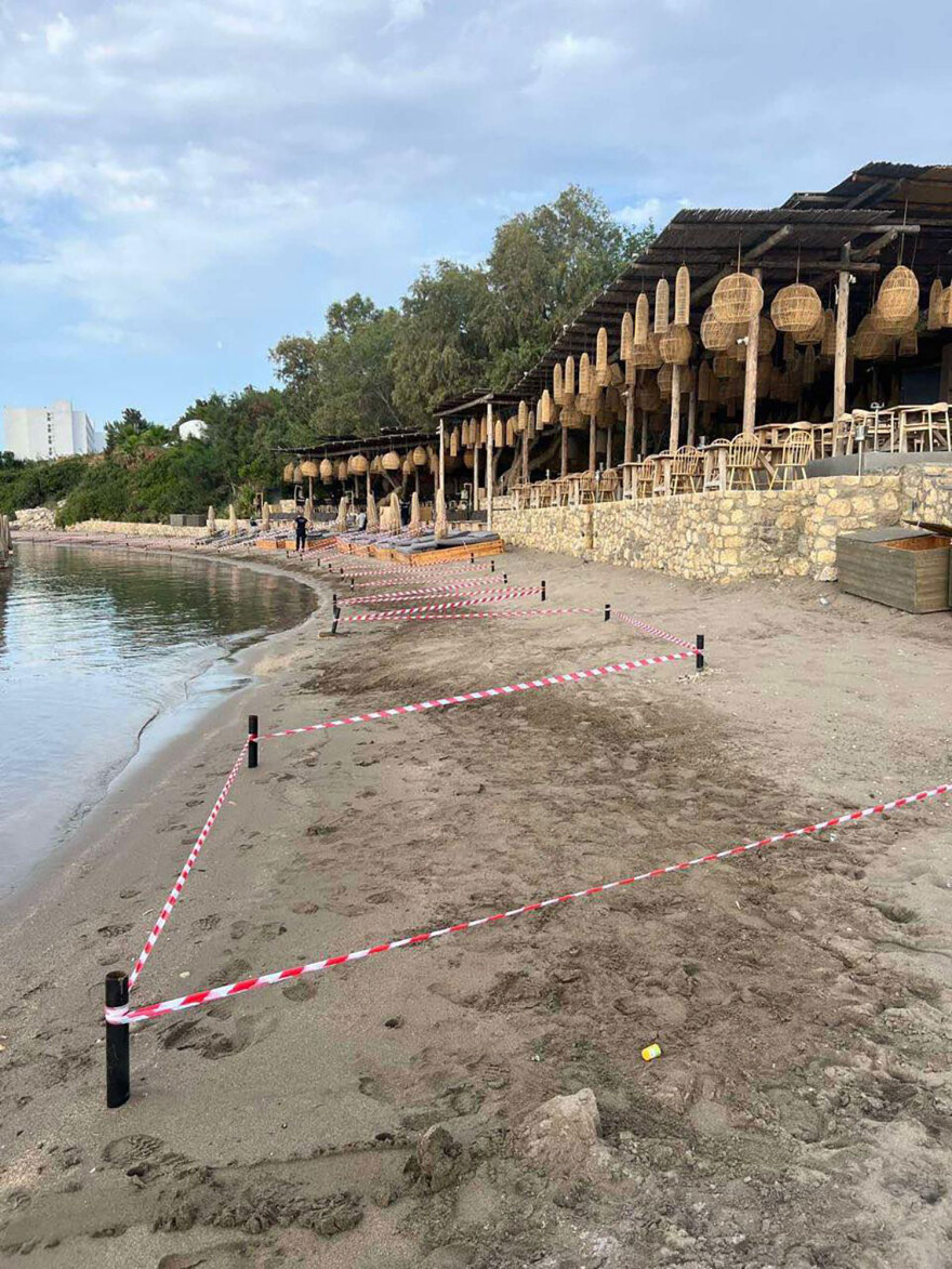 Ρόδος: Στο αυτόφωρο ο νόμιμος εκπρόσωπος του beach bar με τις ξαπλώστρες στη θάλασσα - Πρόστιμο 28.560 ευρώ