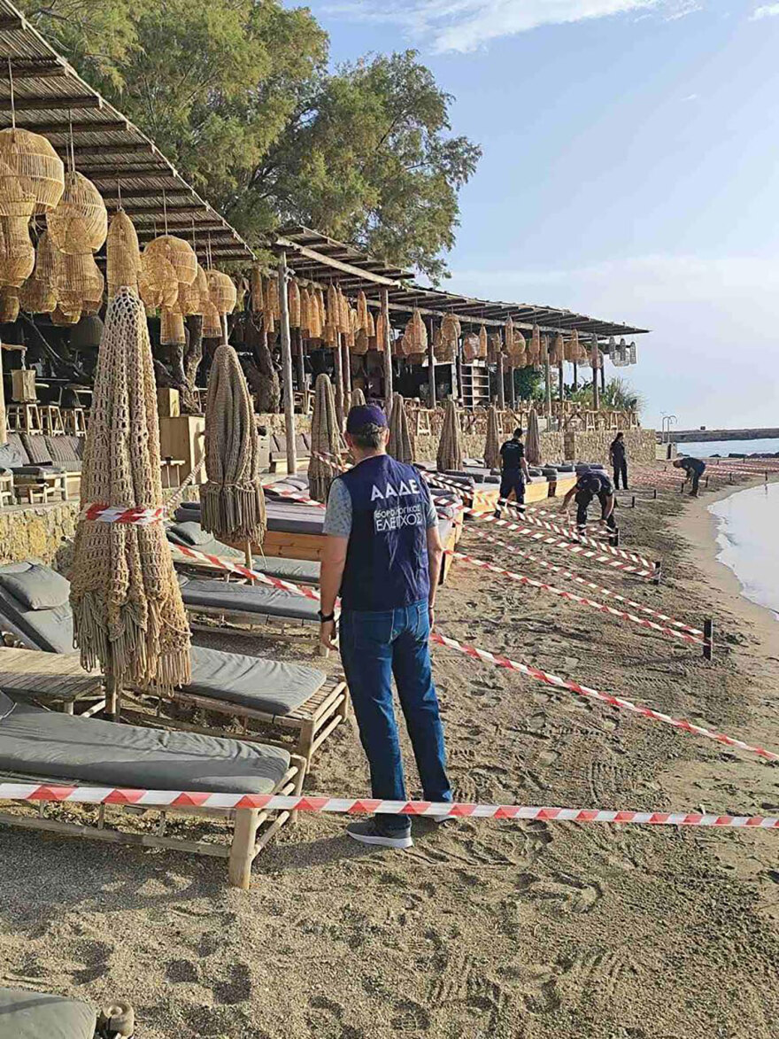 Ρόδος: Στο αυτόφωρο ο νόμιμος εκπρόσωπος του beach bar με τις ξαπλώστρες στη θάλασσα - Πρόστιμο 28.560 ευρώ