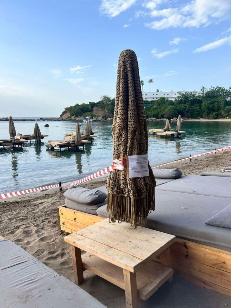 Ρόδος: Σφραγίστηκε το beach bar με τις ξαπλώστρες στη θάλασσα
