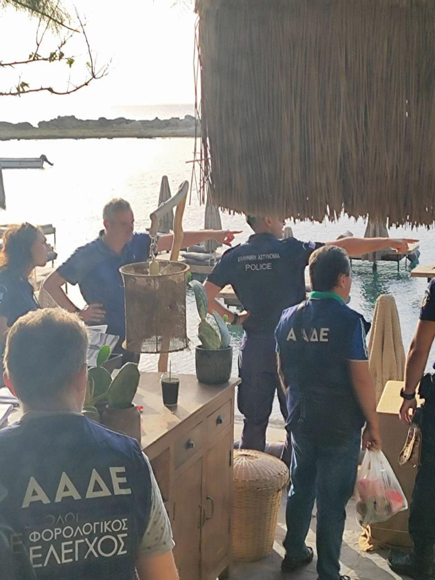 Ρόδος: Σφραγίστηκε το beach bar με τις ξαπλώστρες στη θάλασσα