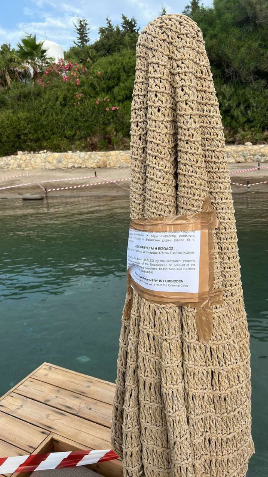 Ρόδος: Σφραγίστηκε το beach bar με τις ξαπλώστρες στη θάλασσα