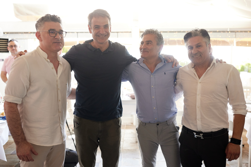 Μητσοτάκης: Γεύμα με δημοσιογράφους πριν τις ευρωεκλογές - Τι είπε για την πρόβλεψή του, το ατύχημα στον Ισθμό και τους Coldplay