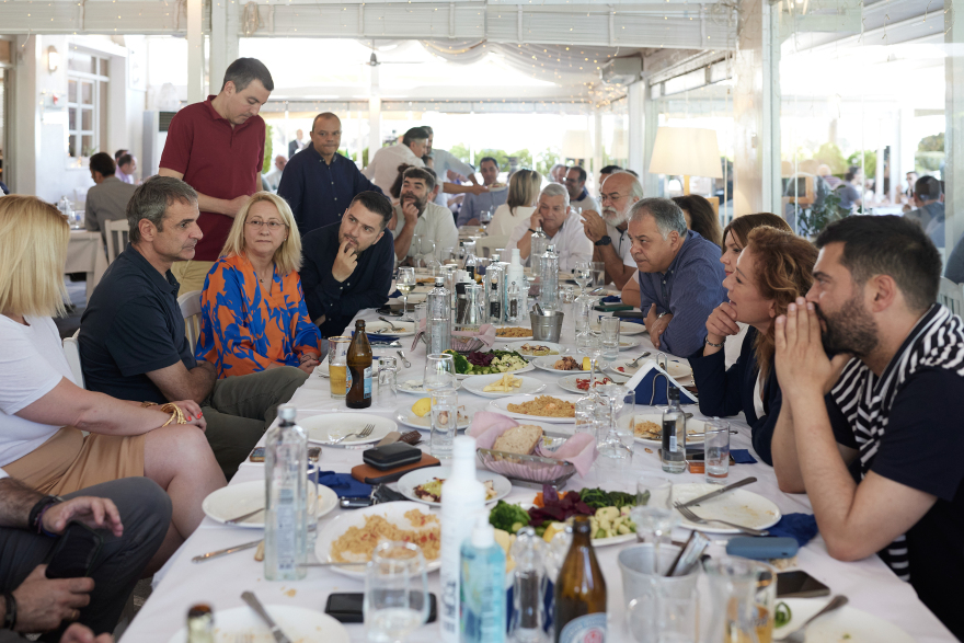 Μητσοτάκης: Γεύμα με δημοσιογράφους πριν τις ευρωεκλογές - Τι είπε για την πρόβλεψή του, το ατύχημα στον Ισθμό και τους Coldplay