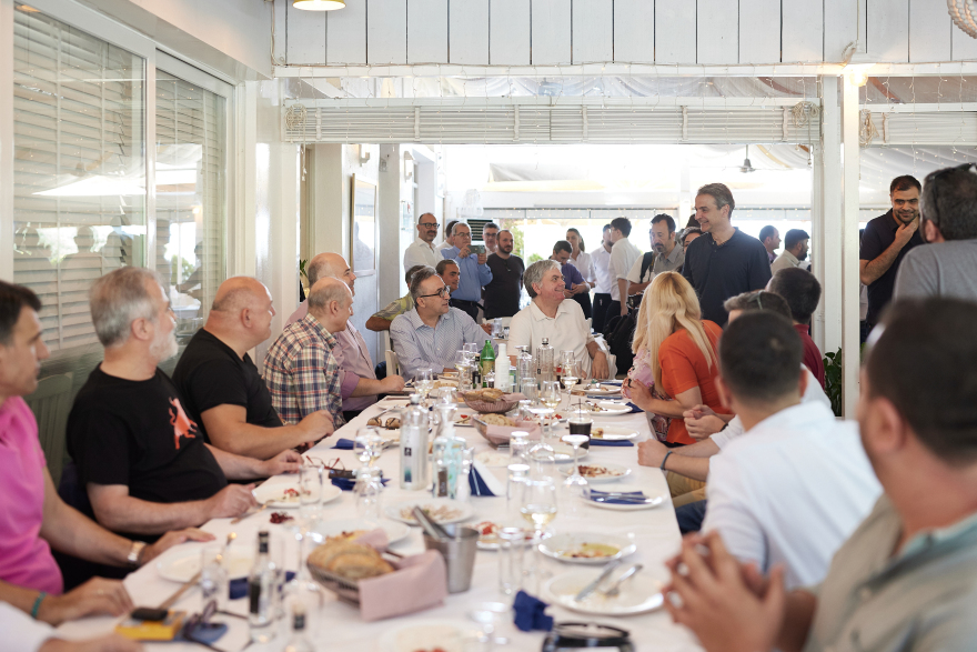 Μητσοτάκης: Γεύμα με δημοσιογράφους πριν τις ευρωεκλογές - Τι είπε για την πρόβλεψή του, το ατύχημα στον Ισθμό και τους Coldplay