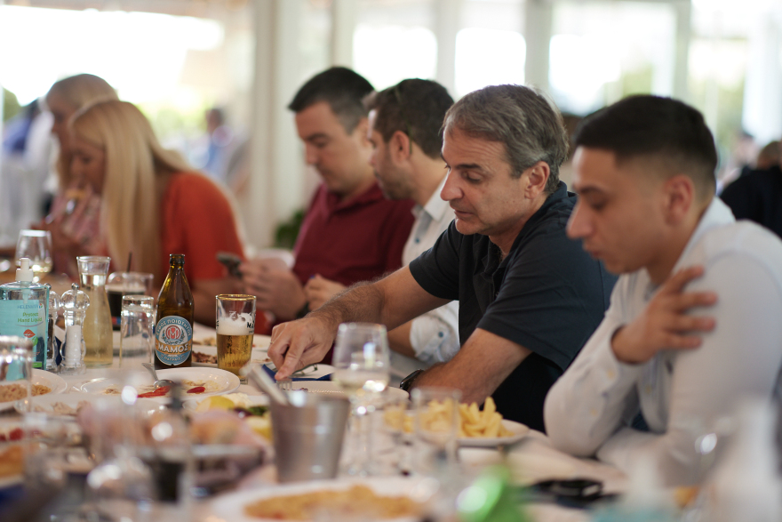 Μητσοτάκης: Γεύμα με δημοσιογράφους πριν τις ευρωεκλογές - Τι είπε για την πρόβλεψή του, το ατύχημα στον Ισθμό και τους Coldplay