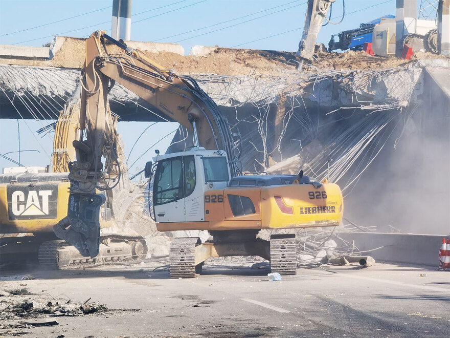 Ισθμός: Κατεδαφίζεται η γέφυρα - Σε ένα ρεύμα η κυκλοφορία στην Αθηνών - Κορίνθου και «μπλόκο» στα φορτηγά - Δείτε βίντεο 