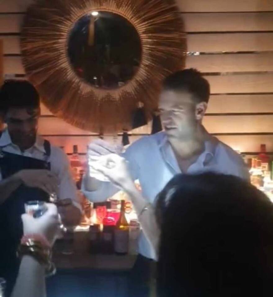 Στέφανος Κασσελάκης: Σε μπαρ μετά την ομιλία του στην Πάτρα, κερνούσε σφηνάκια - Δείτε φωτογραφίες