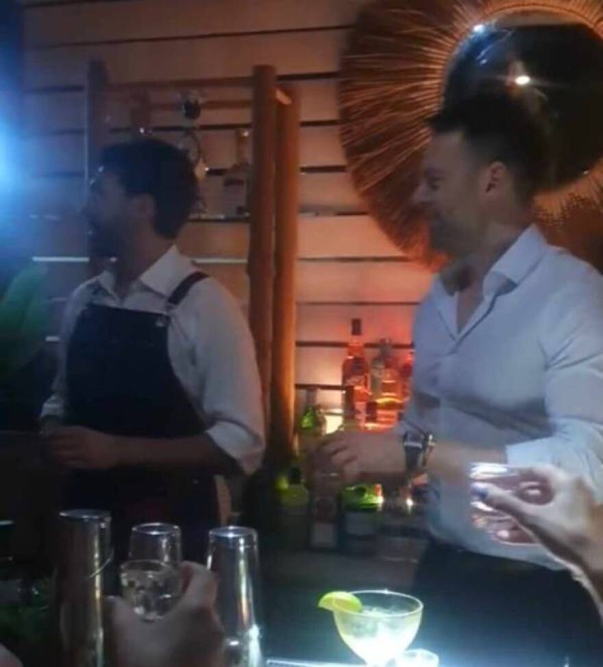 Στέφανος Κασσελάκης: Σε μπαρ μετά την ομιλία του στην Πάτρα, κερνούσε σφηνάκια - Δείτε φωτογραφίες