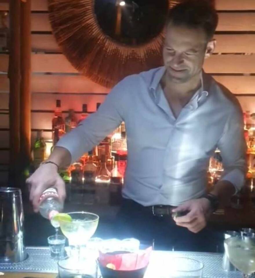 Στέφανος Κασσελάκης: Σε μπαρ μετά την ομιλία του στην Πάτρα, κερνούσε σφηνάκια - Δείτε φωτογραφίες