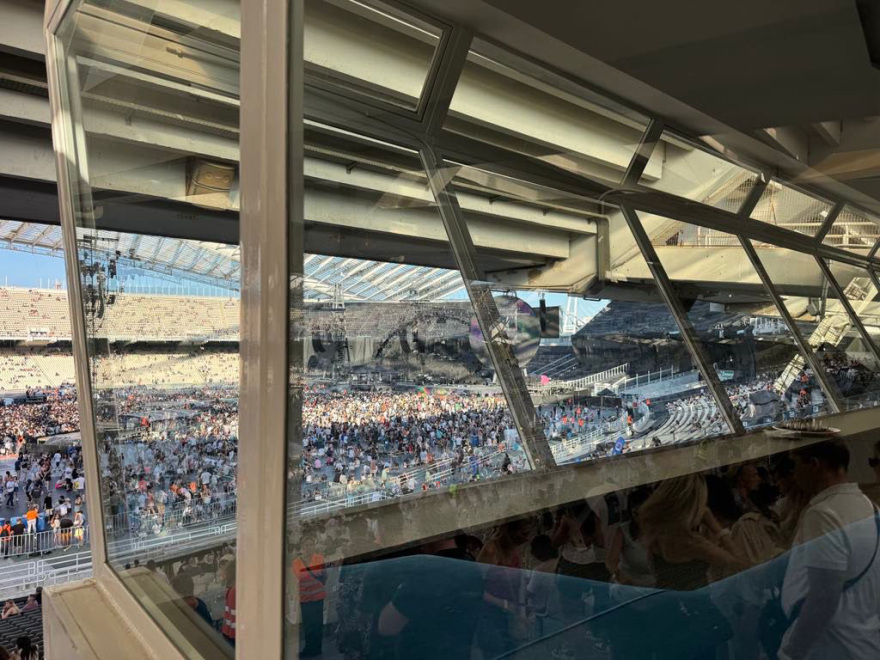 Γεμίζει το ΟΑΚΑ για τους Coldplay - Έτοιμοι να «βάλουν φωτιά» μπροστά σε 60.000 κόσμο