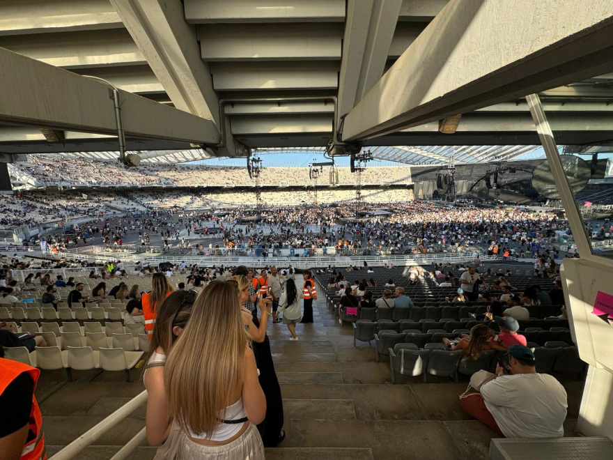 Γεμίζει το ΟΑΚΑ για τους Coldplay - Έτοιμοι να «βάλουν φωτιά» μπροστά σε 60.000 κόσμο