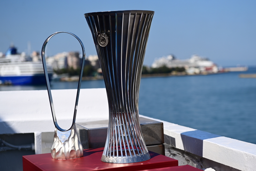 Ολυμπιακός: Φρενίτιδα στην Αίγινα για τα δύο Ευρωπαϊκά τρόπαια - Δείτε εικόνες