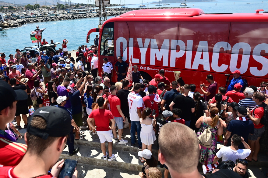 Ολυμπιακός: Φρενίτιδα στην Αίγινα για τα δύο Ευρωπαϊκά τρόπαια - Δείτε εικόνες