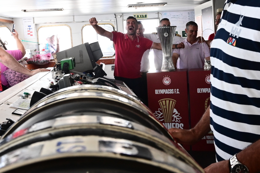 Ολυμπιακός: Φρενίτιδα στην Αίγινα για τα δύο Ευρωπαϊκά τρόπαια - Δείτε εικόνες