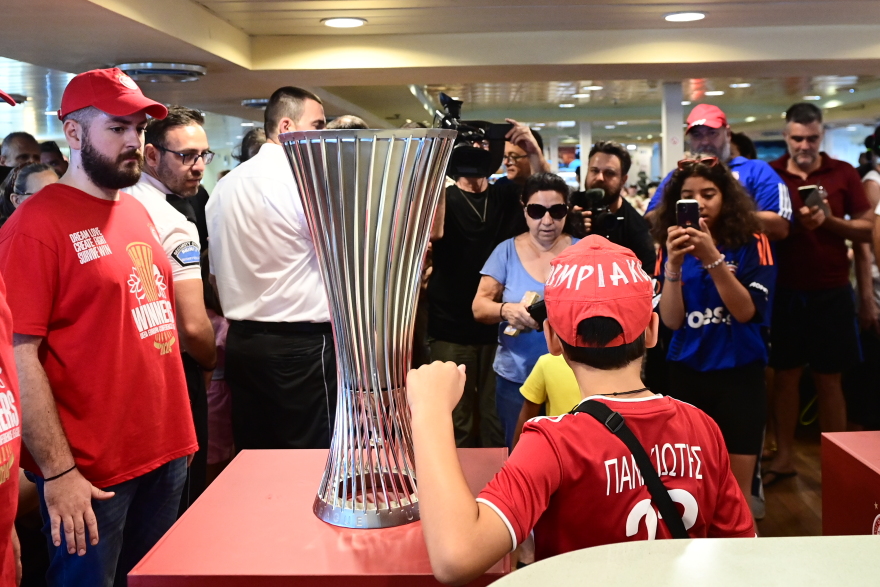 Ολυμπιακός: Φρενίτιδα στην Αίγινα για τα δύο Ευρωπαϊκά τρόπαια - Δείτε εικόνες