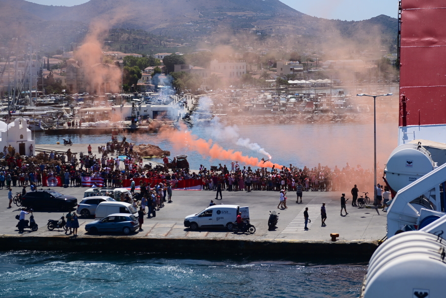 Ολυμπιακός: Φρενίτιδα στην Αίγινα για τα δύο Ευρωπαϊκά τρόπαια - Δείτε εικόνες