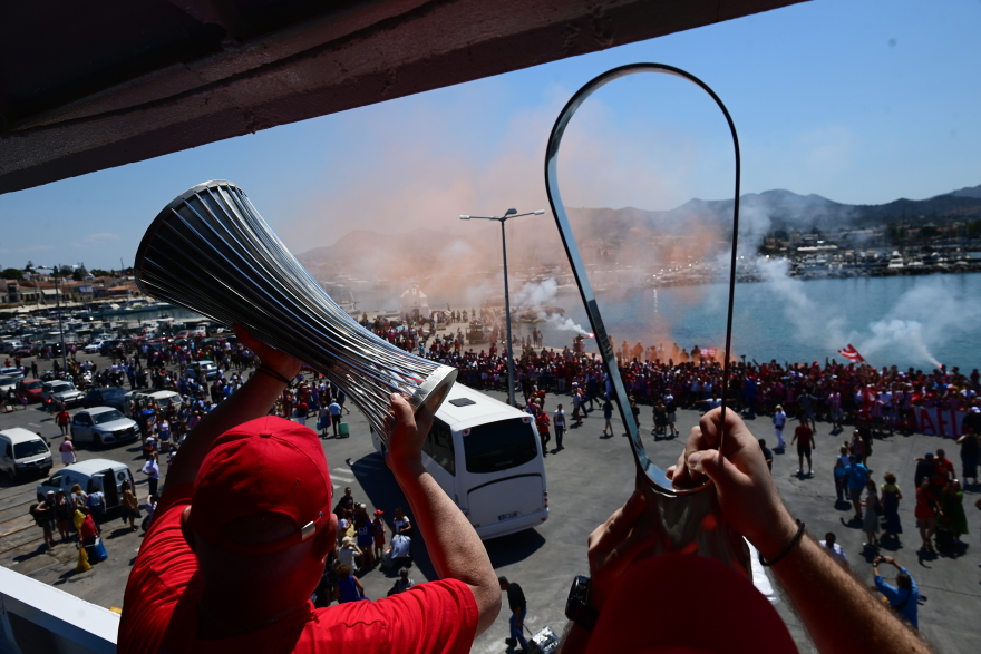 Ολυμπιακός: Φρενίτιδα στην Αίγινα για τα δύο Ευρωπαϊκά τρόπαια - Δείτε εικόνες