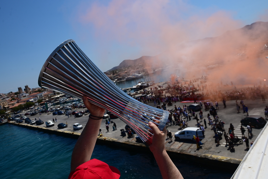 Ολυμπιακός: Φρενίτιδα στην Αίγινα για τα δύο Ευρωπαϊκά τρόπαια - Δείτε εικόνες