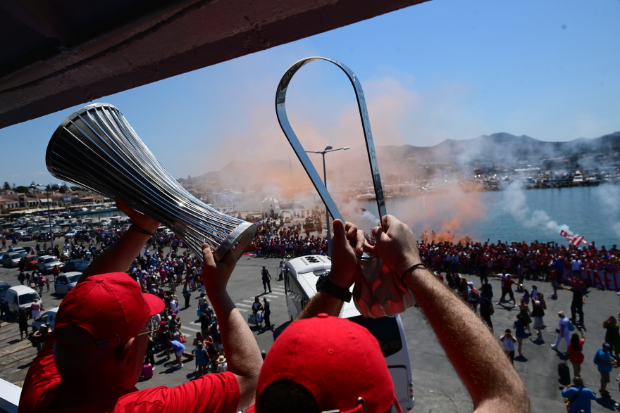 Ολυμπιακός: Φρενίτιδα στην Αίγινα για τα δύο Ευρωπαϊκά τρόπαια - Δείτε εικόνες