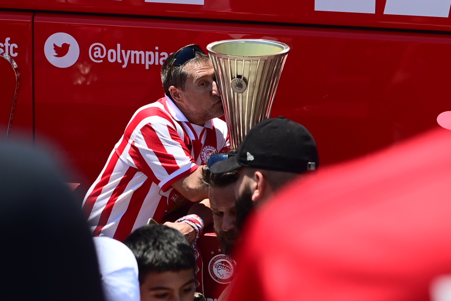 Ολυμπιακός: Φρενίτιδα στην Αίγινα για τα δύο Ευρωπαϊκά τρόπαια - Δείτε εικόνες