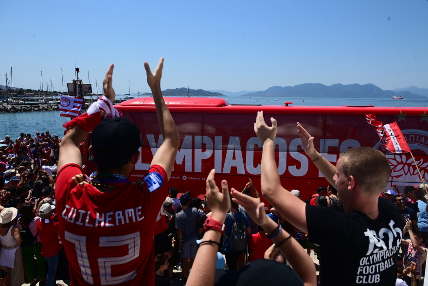Ολυμπιακός: Φρενίτιδα στην Αίγινα για τα δύο Ευρωπαϊκά τρόπαια - Δείτε εικόνες
