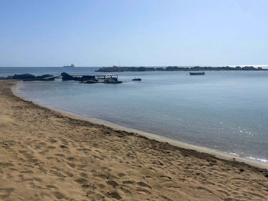 Ρόδος: Απομακρύνθηκαν οι ξαπλώστρες στη θάλασσα και οι μεταλλικές κατασκευές από το beach bar - Δείτε βίντεο