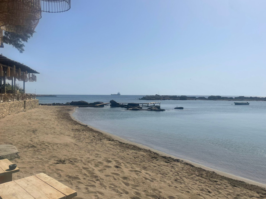 Ρόδος: Απομακρύνθηκαν οι ξαπλώστρες στη θάλασσα και οι μεταλλικές κατασκευές από το beach bar - Δείτε βίντεο