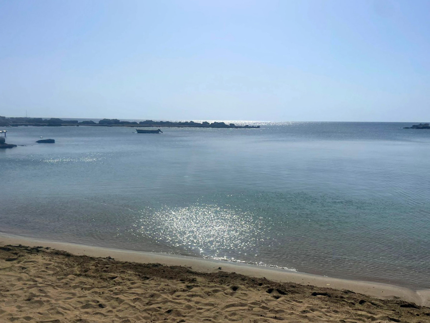 Ρόδος: Απομακρύνθηκαν οι ξαπλώστρες στη θάλασσα και οι μεταλλικές κατασκευές από το beach bar - Δείτε βίντεο