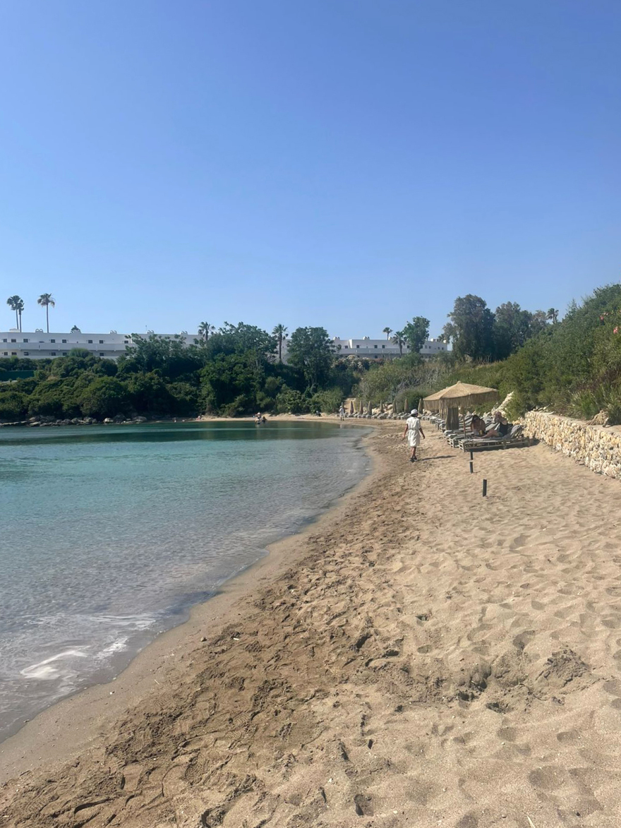 Ρόδος: Απομακρύνθηκαν οι ξαπλώστρες στη θάλασσα και οι μεταλλικές κατασκευές από το beach bar - Δείτε βίντεο