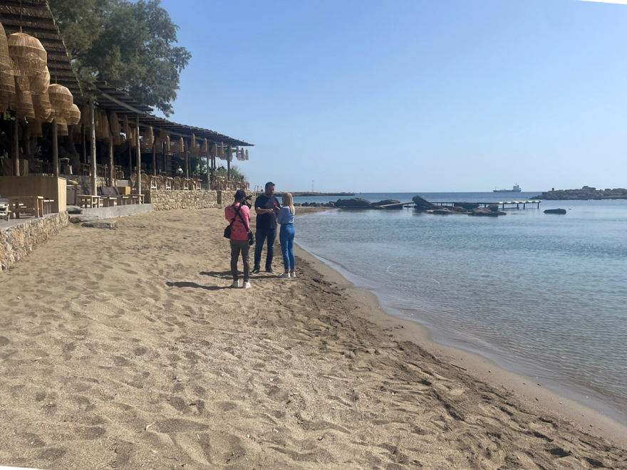 Ρόδος: Απομακρύνθηκαν οι ξαπλώστρες στη θάλασσα και οι μεταλλικές κατασκευές από το beach bar - Δείτε βίντεο