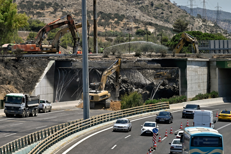 Συνεχίζονται οι εργασίες κατεδάφισης της γέφυρας στον Ισθμό - Οι κυκλοφοριακές ρυθμίσεις που ισχύουν 