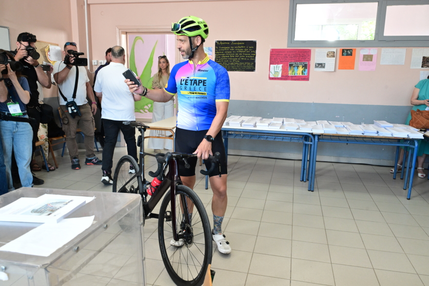 Ευρωεκλογές: Με σκυλιά, ποδήλατα και... τρακτέρ πήγαν να ψηφίσουν - Δείτε φωτογραφίες 