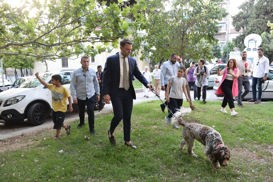 ΣΥΡΙΖΑ: Αμηχανία Κασσελάκη μετά τα αποτελέσματα των ευρωεκλογών - Η «ντρίμπλα» στους δημοσιογράφους με την βόλτα της Φάρλεϊ