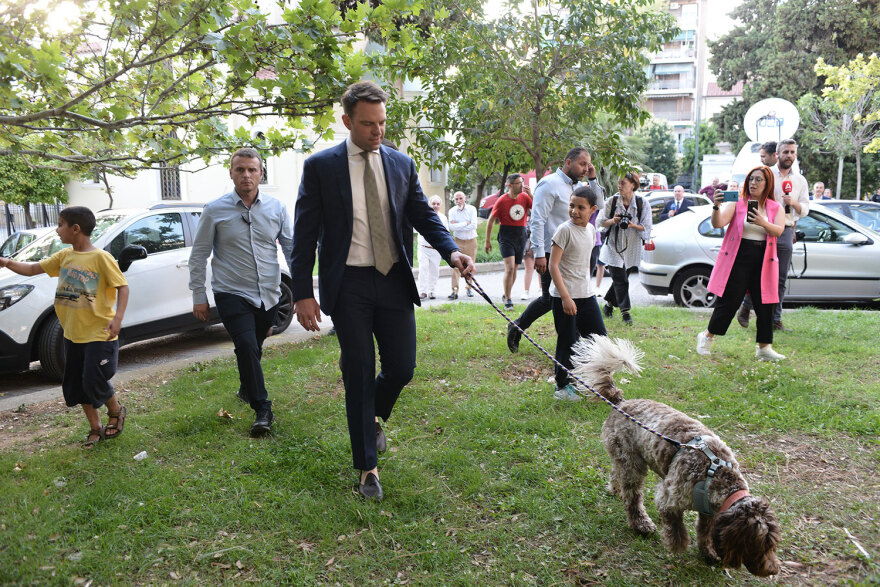 ΣΥΡΙΖΑ: Αμηχανία Κασσελάκη μετά τα αποτελέσματα των ευρωεκλογών - Η «ντρίμπλα» στους δημοσιογράφους με την βόλτα της Φάρλεϊ
